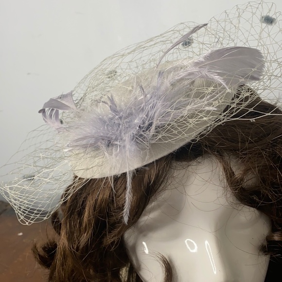 . Vintage Fascinator Hat Hair Piece with Feather and Veil - Picture 3 of 8